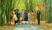 Nguyên Phó Chủ tịch nước Đặng Thị Ngọc Thịnh tham quan điểm du lịch vườn tre Tư Sang và Hợp tác xã Kỳ Như